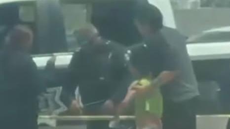 Retiran a madre y menores por pedir dinero en Plaza Las Misiones 1 Intervención de policías municipales en Plaza Las Misiones de Ciudad Juárez