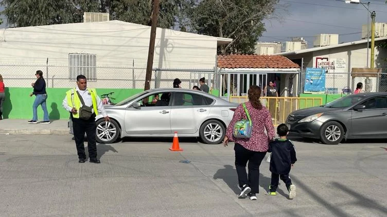 Agente de Seguridad Vial durante un operativo por el regreso a clases en Ciudad Juárez