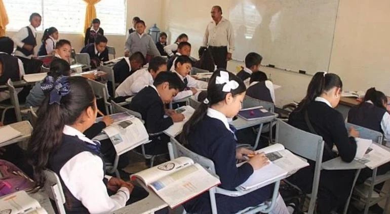 Estudiantes regresan a clases en planteles de educación básica de Chihuahua