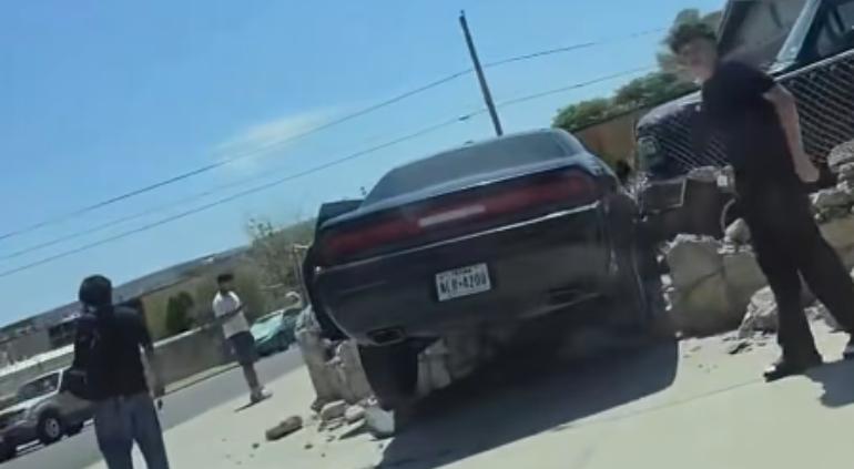 Adolescentes provocaron choque en El Paso y lo presumieron en redes 1 Dodge Challenger involucrado en un choque provocado por adolescentes en El Paso