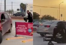 Intentó atropellar a biker frente a la UTCJ; bajó a pelear y ¡perdió! 3 Conductor y motociclista durante una pelea frente a la UTCJ en Ciudad Juárez