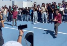Estudiantes de Ciudad Juárez observan una batalla de farmear aura en una escuela