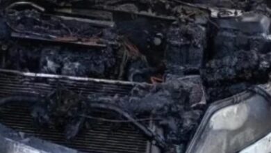 Ford Fusion incendiado por una falla en el motor en la colonia Francisco I. Madero de Ciudad Juárez