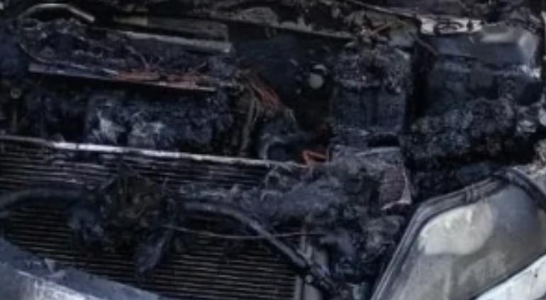 Ford Fusion se inc3nd1a por falla mecánica en la Madero 1 Ford Fusion incendiado por una falla en el motor en la colonia Francisco I. Madero de Ciudad Juárez