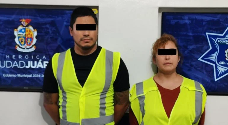 Pistola calibre 9 milímetros y cartuchos asegurados por la Policía Municipal de Ciudad Juárez