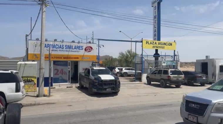 Vehículo afuera de una farmacia Similares en la colonia Kilómetro 27 de Ciudad Juárez