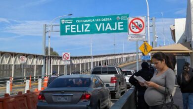 Mujer embarazada durante una consulta médica en El Paso
