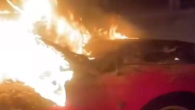 Se quema Challenger por falla mecánica en Villas del Sur 3 Dodge Challenger rojo incendiado en el fraccionamiento Villas del Sur de Ciudad Juárez