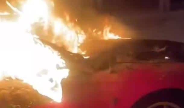 Se quema Challenger por falla mecánica en Villas del Sur 1 Dodge Challenger rojo incendiado en el fraccionamiento Villas del Sur de Ciudad Juárez