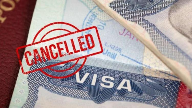 Medida sobre visas preocupa por posible aplicación 1 Revisión de visas y documentos en un cruce fronterizo hacia Estados Unidos