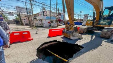 Repara JMAS socavón en avenida De la Raza; cierran circulación 4 Técnicos de JMAS reparan socavón en avenida De la Raza con maquinaria pesada