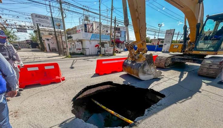 Repara JMAS socavón en avenida De la Raza; cierran circulación 1 Técnicos de JMAS reparan socavón en avenida De la Raza con maquinaria pesada