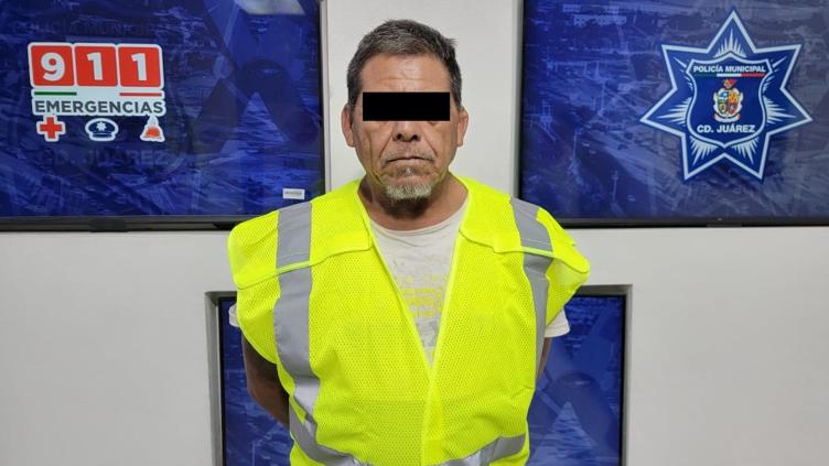 Sujeto intentó prender fuego a su esposa e hija 1 Policías municipales durante una intervención en Ciudad Juárez