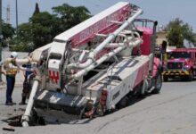 Mega socavón se “traga” bomba para concreto en Misión del Real 1 Bomba para concreto atrapada en un socavón en la colonia Misión del Real de Ciudad Juárez