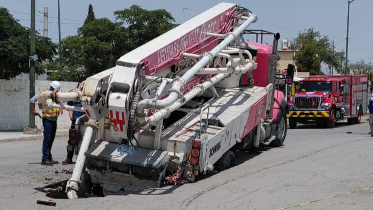Mega socavón se “traga” bomba para concreto en Misión del Real 1 Bomba para concreto atrapada en un socavón en la colonia Misión del Real de Ciudad Juárez