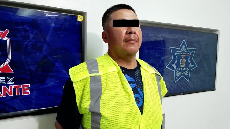 Ebrio intentó incen.diar a su esposa 1 Policías municipales durante una intervención en la colonia Olivia Espinoza de Ciudad Juárez