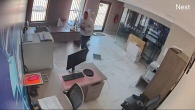 Hombre captado por cámaras durante un robo de laptops en oficinas de Ciudad Juárez