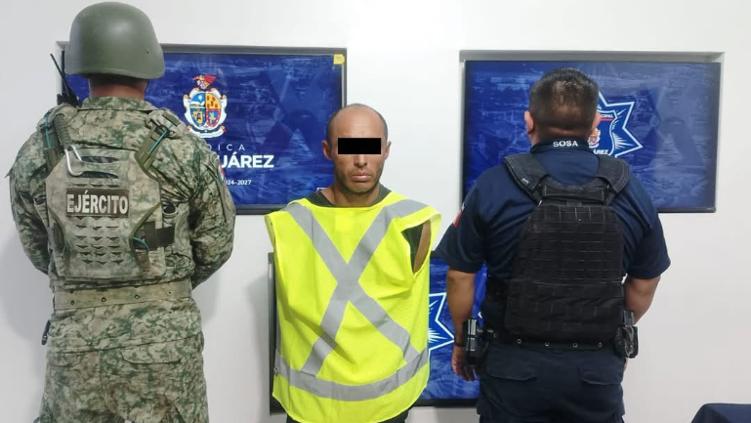 Detienen a hombre buscado por d3l1tos contra la salud en El Papalote 1 Agentes durante un recorrido de vigilancia en la colonia El Papalote de Ciudad Juárez