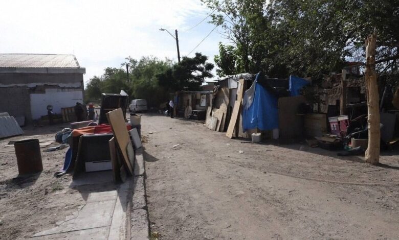 Retiran viviendas improvisadas en el Centro por representar un riesgo, aseguran 1 Retiro de viviendas improvisadas en la Zona Centro de Ciudad Juárez