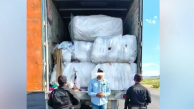 Detienen a un fayuquero con 3 camionetas y pacas de ropa 3