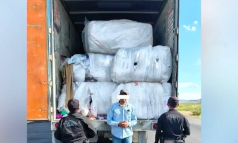 Detienen a un fayuquero con 3 camionetas y pacas de ropa 1