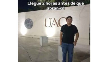 Alumno llega dos horas antes a la UACJ en su primer día y se vuelve viral 3 Sergio Uriel afuera del ICSA durante su primer día como estudiante de la UACJ