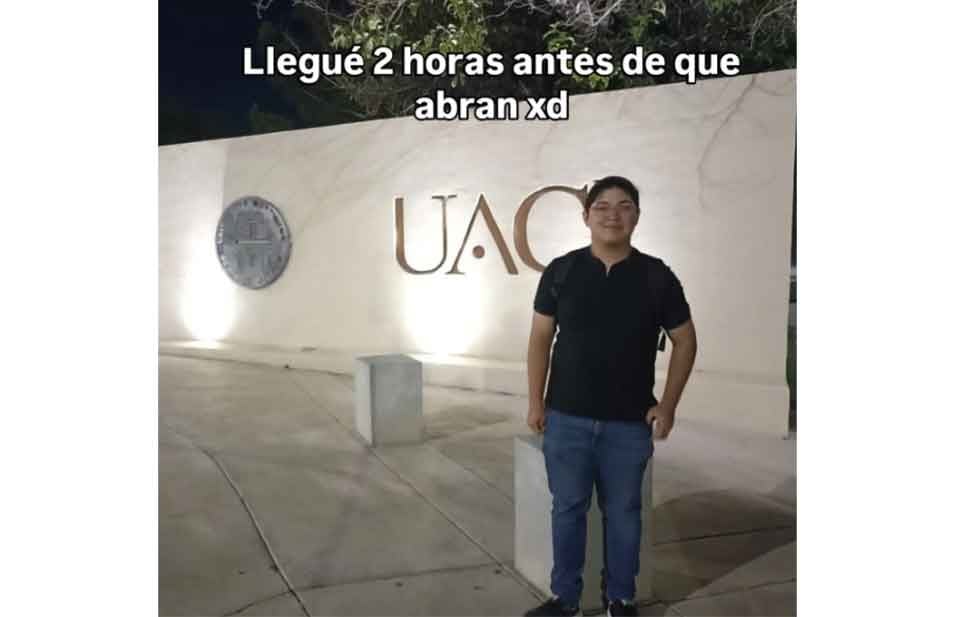 Sergio Uriel afuera del ICSA durante su primer día como estudiante de la UACJ
