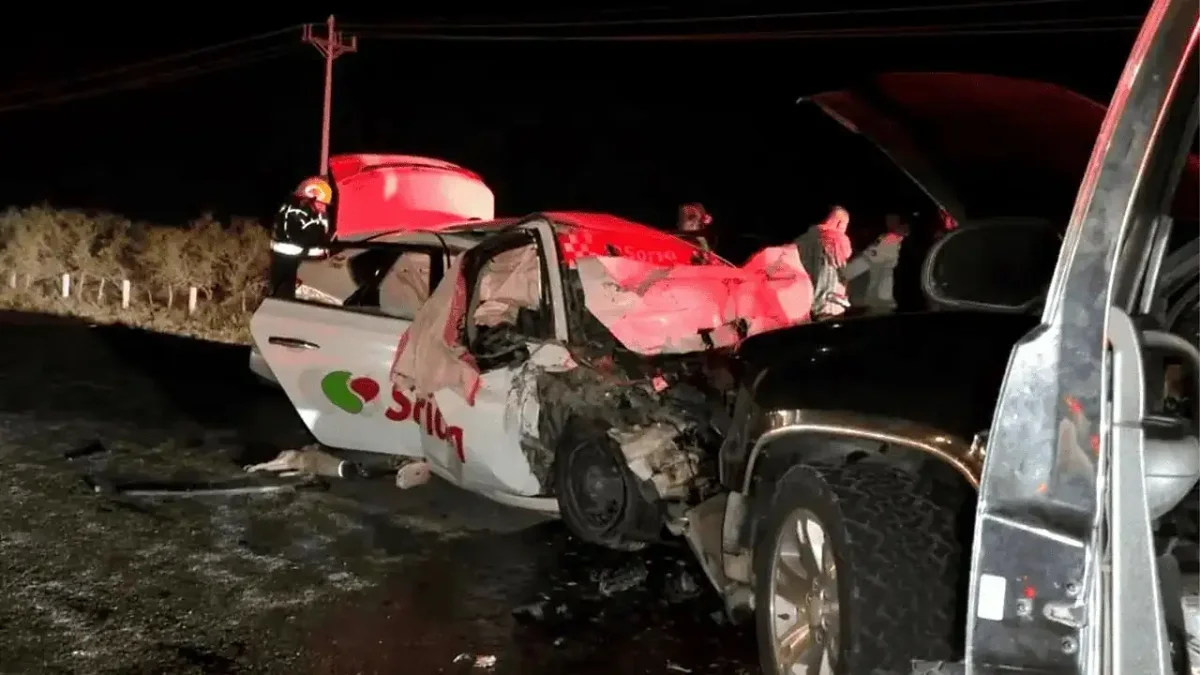 Un taxi Nissan Sentra y una camioneta Chevrolet Sierra chocaron de frente en la carretera al Mezquital; cuatro sobrevivientes fueron hospitalizados.