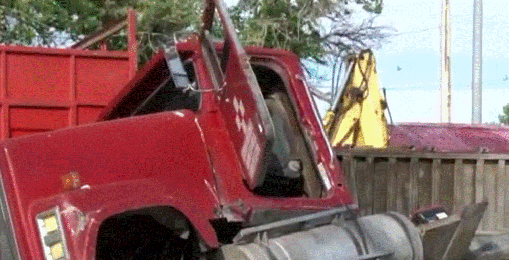 Tráiler con pastura terminó volcado en Riberas del Bravo 5 La unidad cayó de costado tras pasar por un bache cubierto por agua en la carretera Juárez-Porvenir; no se reportaron personas lesionadas.
