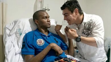 El 'Travieso' Arce mantiene al colombiano José Carmona, el boxeador al que dejó en coma 2 El excampeón mexicano realiza depósitos mensuales a la familia del pugilista, quien sufrió lesiones permanentes después de su combate en San Luis Potosí.