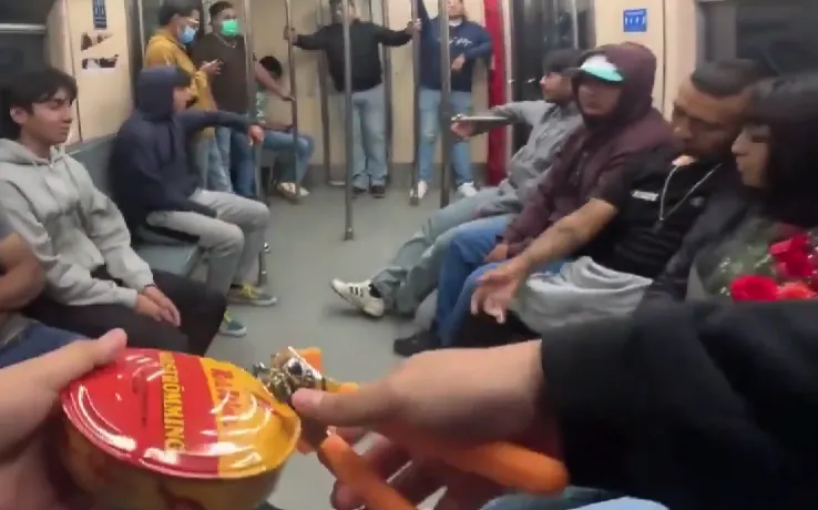 Creador de contenido abre una lata de surströmming en un vagón del Metro de CDMX