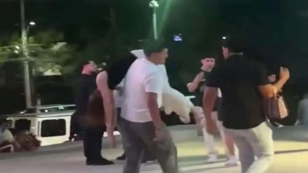 Meseros atienden mesas en un establecimiento nocturno de Ciudad Juárez
