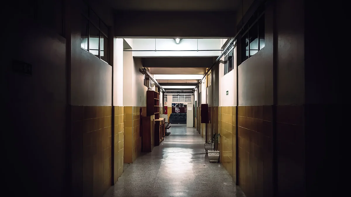 Pasillo vacío de una escuela relacionado con un video de supuestas voces infantiles