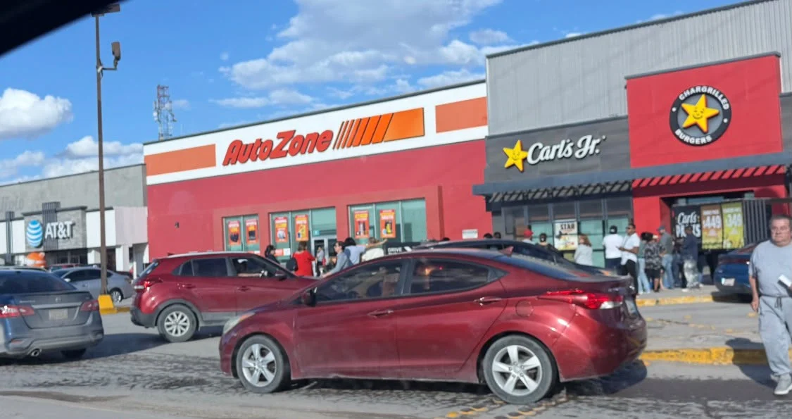 Hamburguesa Famous Star de Carl's Jr. en promoción por 35 pesos