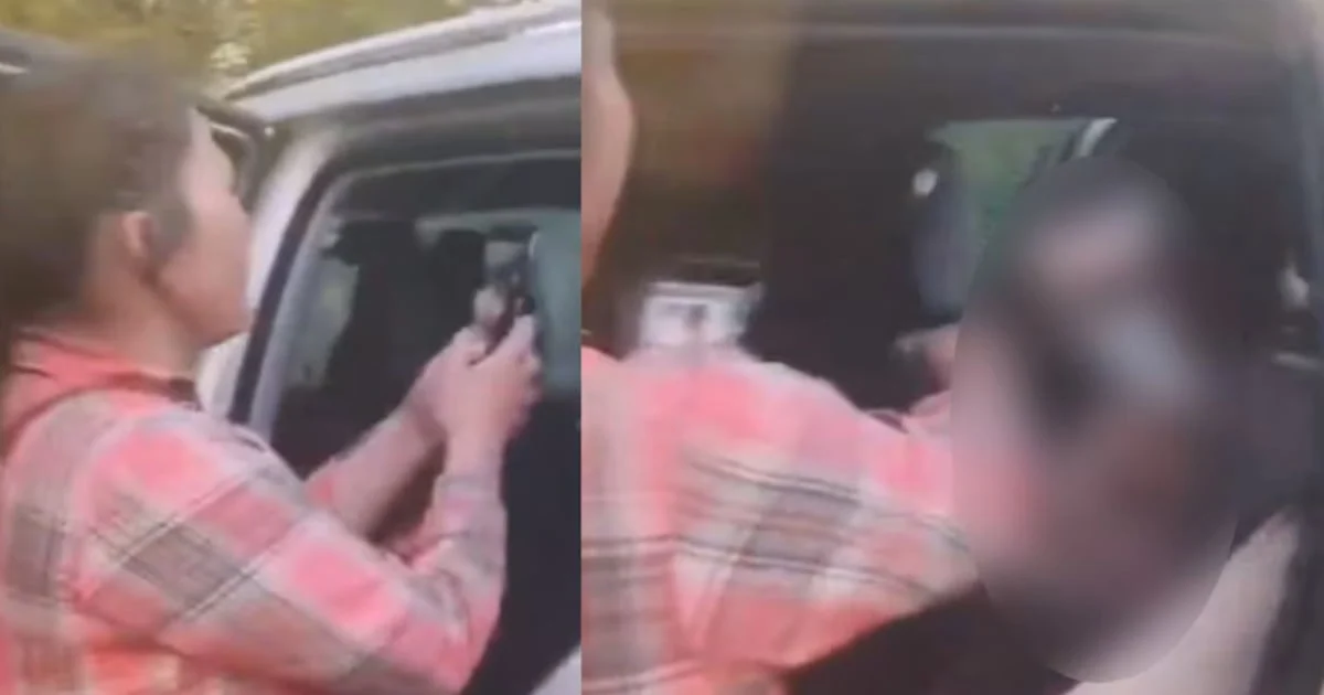 Camioneta estacionada donde una mujer encontró juntos a su esposo y su nuera en China