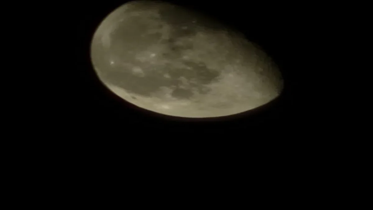 Luna gibosa menguante observada durante la noche en Ciudad Juárez