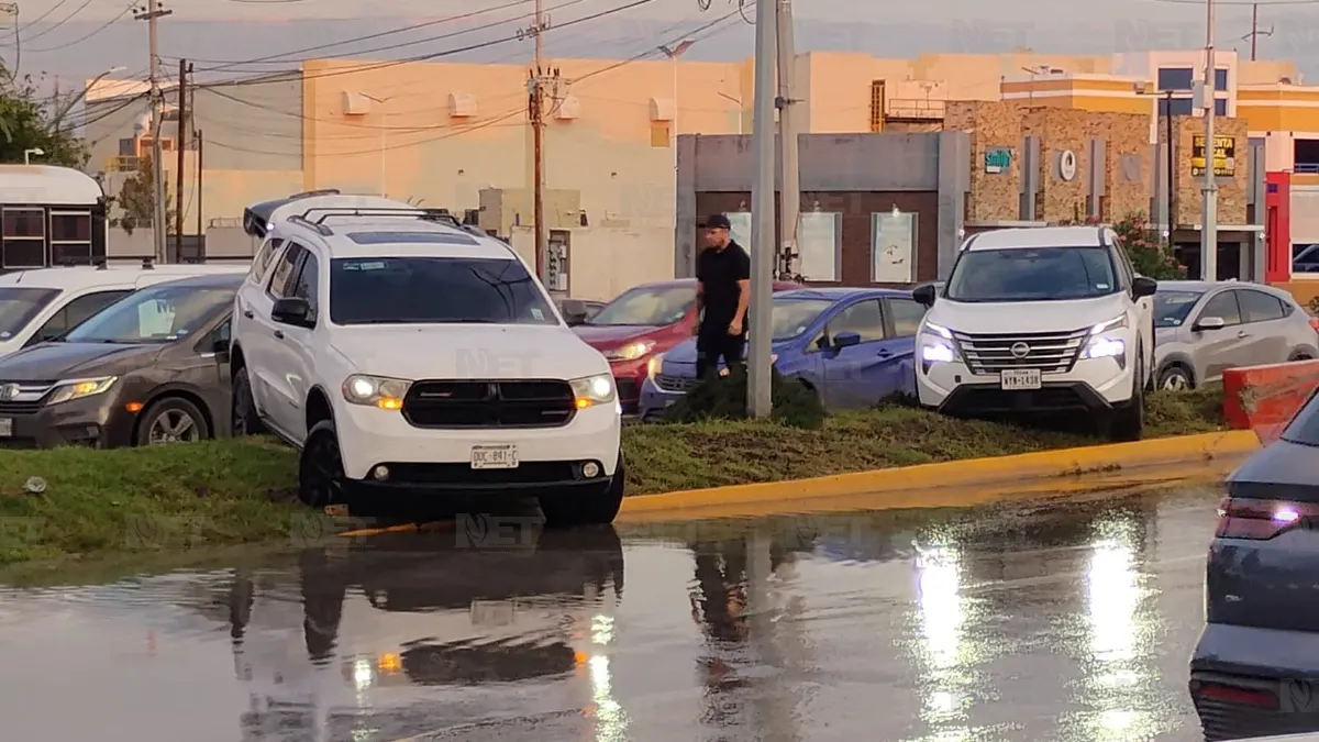 Desviación y congestionamiento vial debajo del puente de Las Sandías en Ciudad Juárez