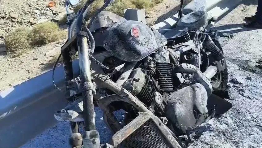Motocicleta incendiada sobre el Camino Real en Ciudad Juárez