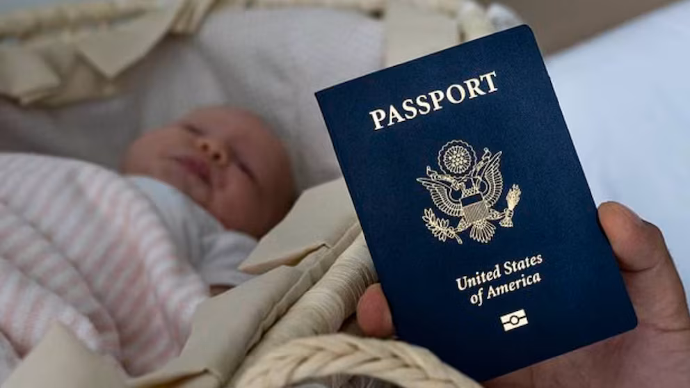 Estados Unidos propone un nuevo requisito migratorio para tramitar pasaportes de niños nacidos en el país
