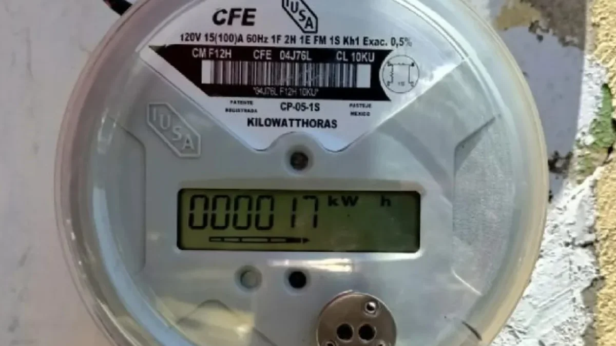 Medidor digital de CFE con una luz roja encendida
