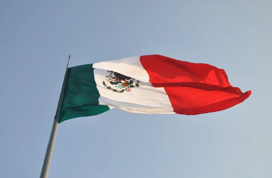 Llegan banderas a cruceros de Juárez previo al mes patrio