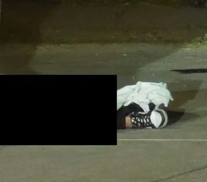 Prensan a joven con auto tras riña