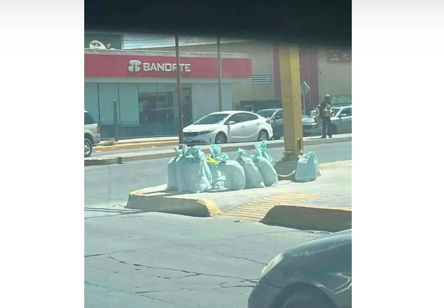 Aclaran el misterio de los sacos verdes en semáforos de Juárez