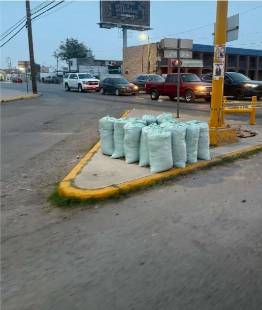 Aclaran el misterio de los sacos verdes en semáforos de Juárez 2