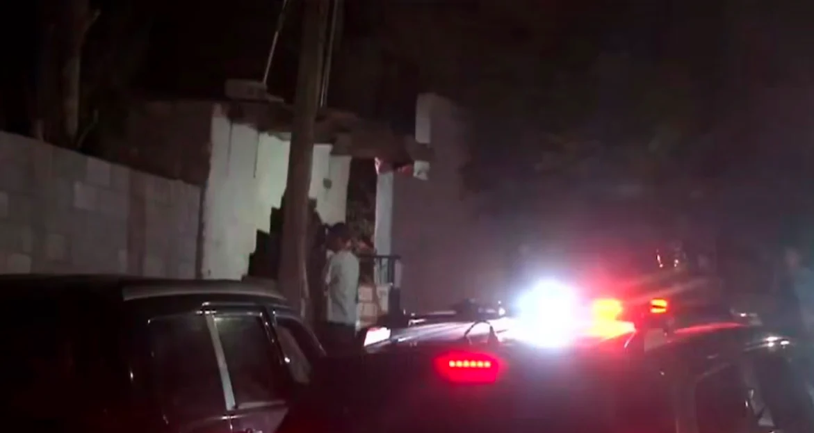 Madre lesionada tras lanzarse de camioneta con Bebé en brazos