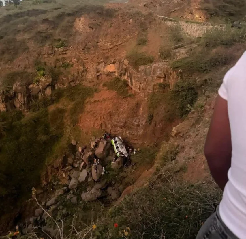 Autobús escolar cae a un barranco; reportan 25 estudiantes fallecidos y decenas de heridos, regresaban de una excursión 2