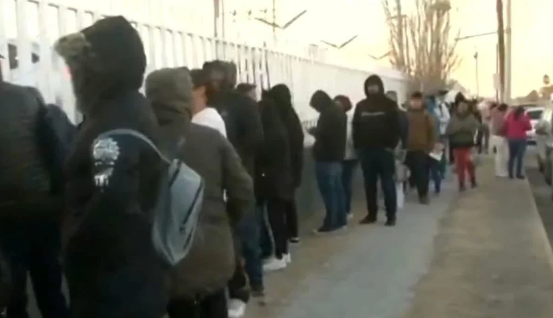 Duermen en la calle en busca de un empleo