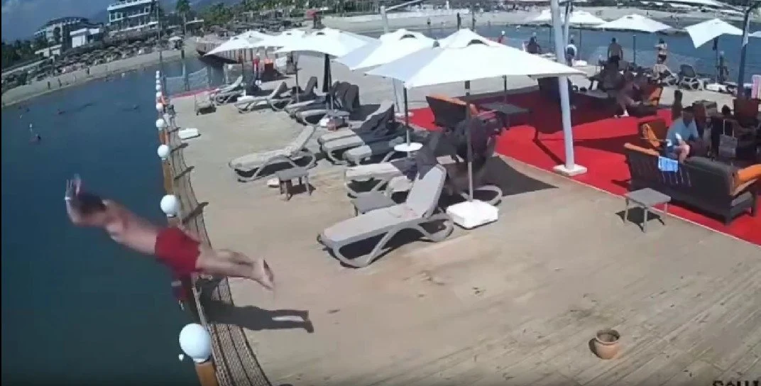Muelle de un hotel en Alanya, Turquía, donde un turista se lanzó al mar