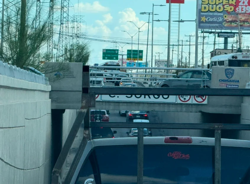 Amanece Av. Las Torres con congestionamiento vial tras fuertes lluvias