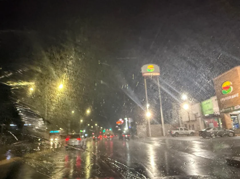 El cielo se pone bravo: Juárez encara rayos, viento y posible granizo